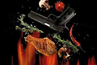 Eine Pistole und Grillgemüse werden über den Flammen gegrillt