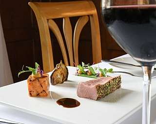 Angerichtete Mahlzeit auf gedecktem Tisch