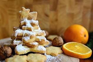 Weihnachtsstimmung mit Keksen und Orangen